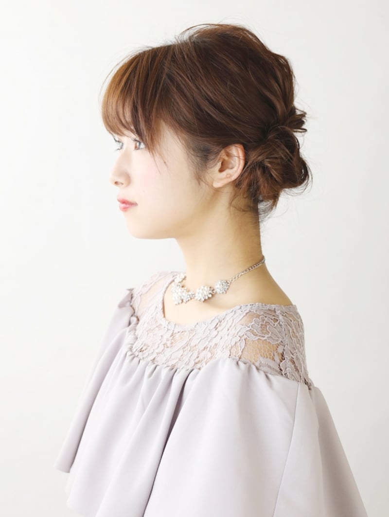 ロングヘアを低めにまとめたゆるふわお団子アレンジ