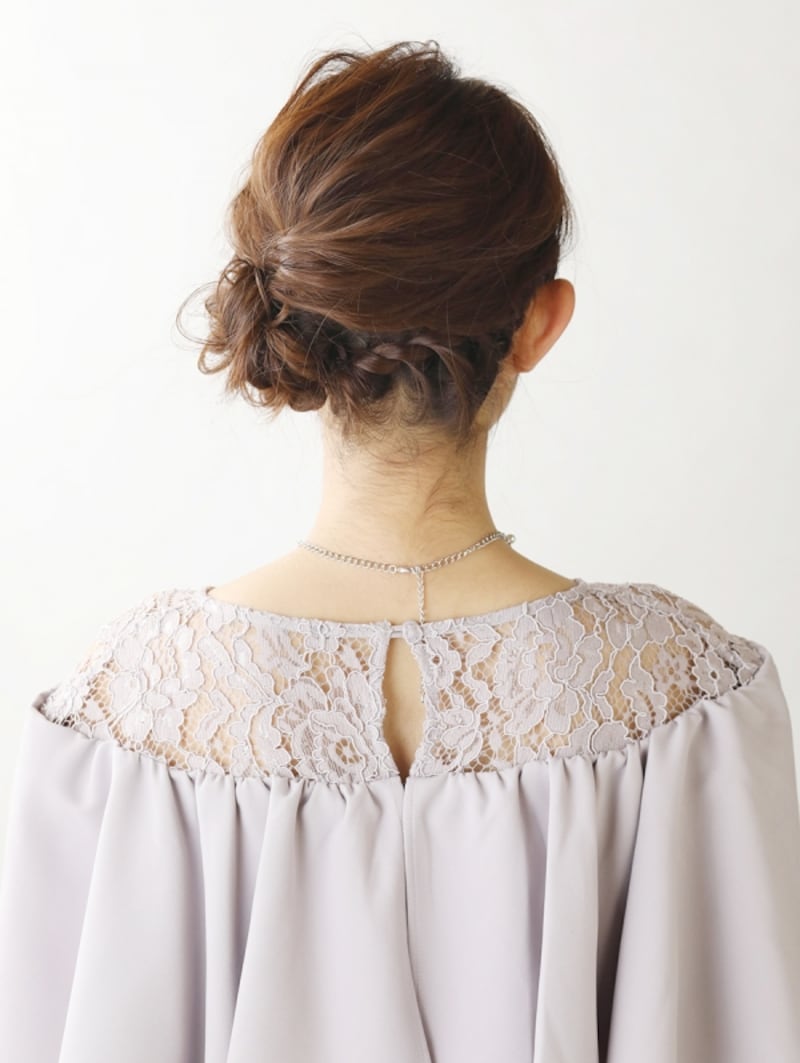 ロングヘアを低めにまとめたゆるふわお団子アレンジ