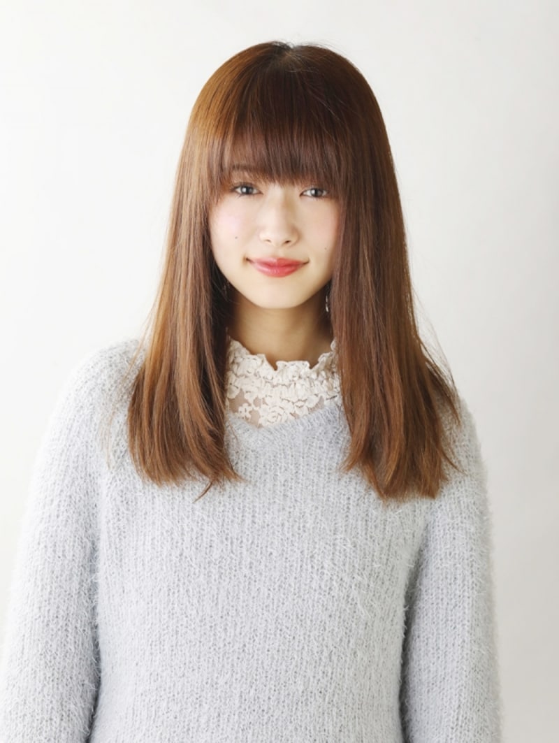 胸元にかかるロングヘア