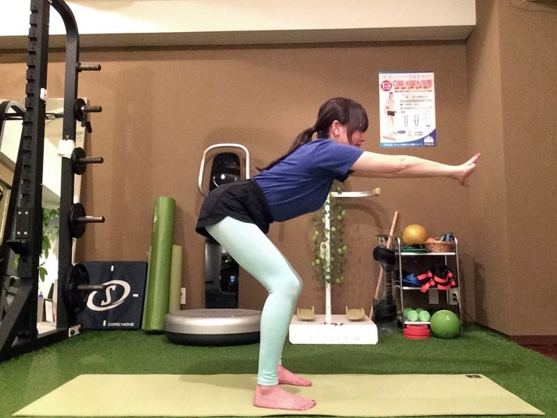 動作2. お尻を後方へ引きます。