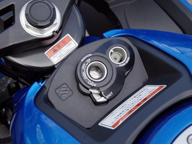 あまりスポーツモデルに採用しているのを見たことがないシャッターキー