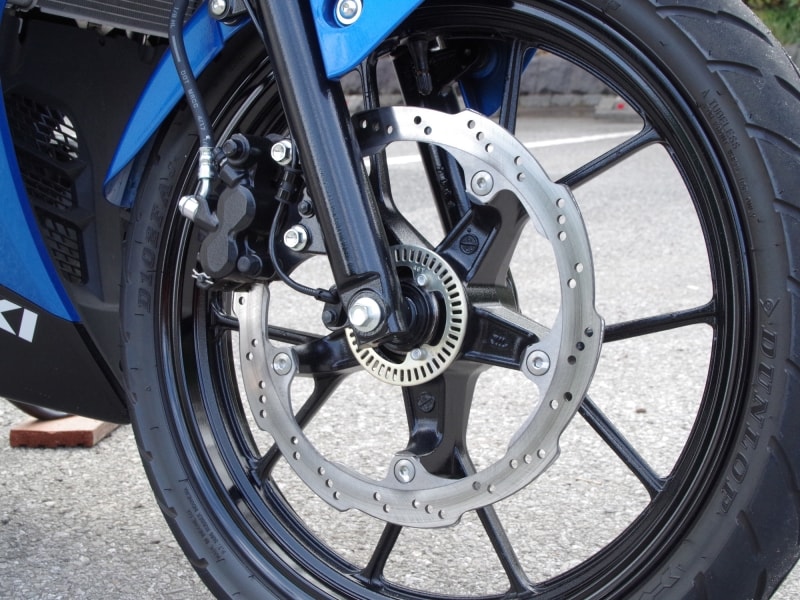 ブレーキは前後ディスクでABS付き!