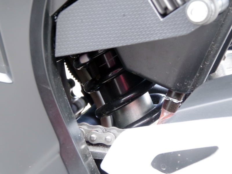 サスペンションは調整機構が一切無し。プリロード調整機構ぐらいは欲しかった