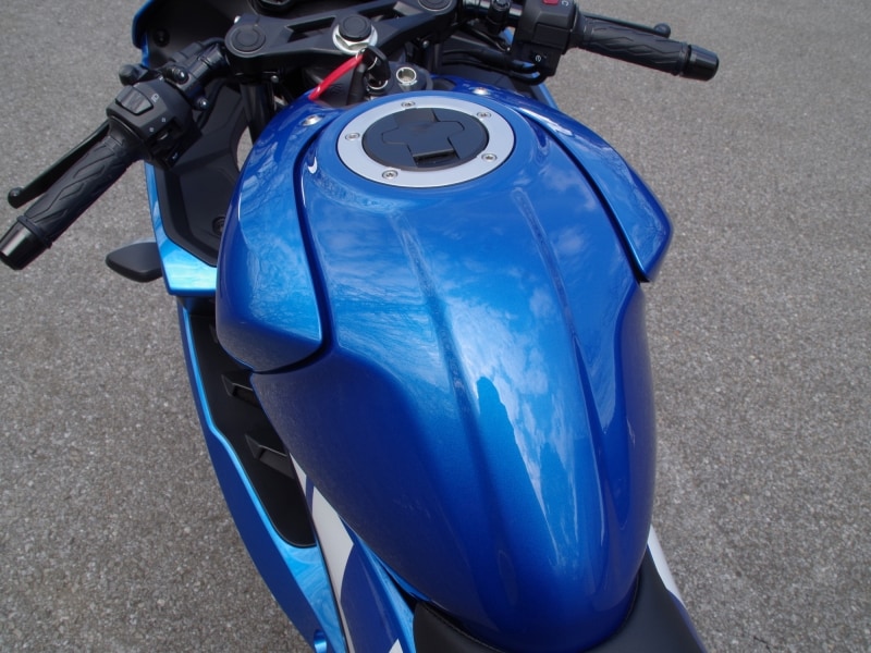 ガソリンタンクがとても細いのに容量は11L