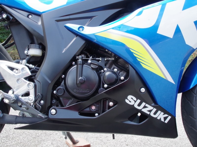 フルカウルなので半分見えないけれど質感も高いGSX-R125のエンジン