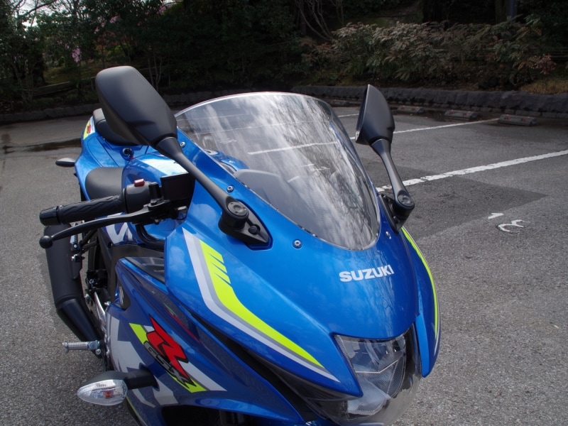 ミラーも内側に動かせるので張り出しをおさえることができる