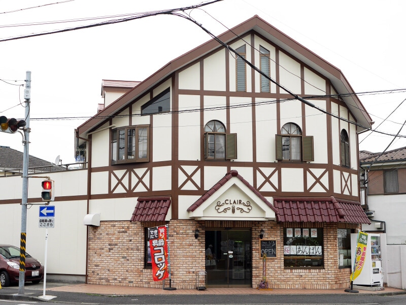 バス停近くにあるパン店「本牧クレール」は、桜の時期に販売する桜あんぱんやコロッケパンが名物(2017年4月10日撮影)