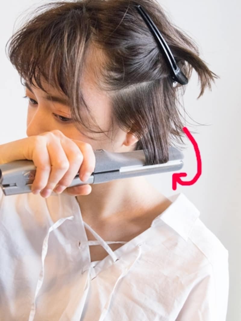 手首を内側に回転させる