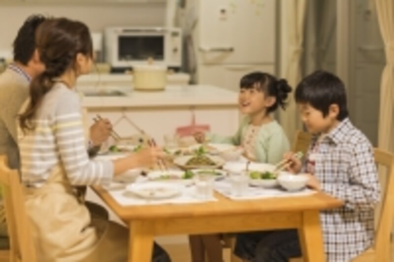 食卓を囲んで家族団らん