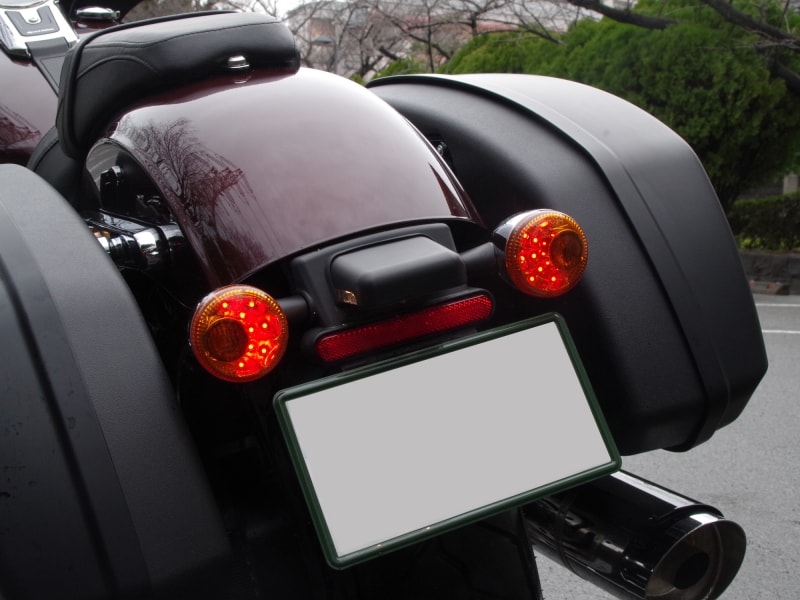 FLSBスポーツグライドのテールはウインカーと一体型を採用している