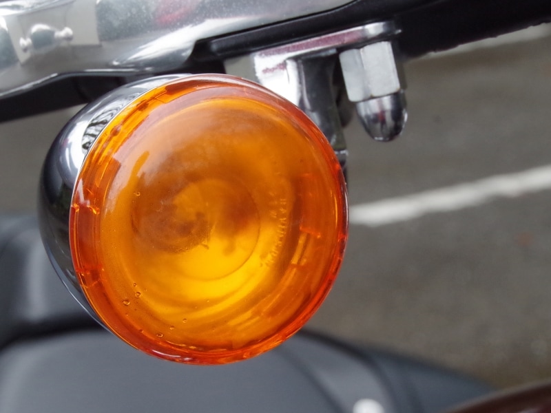 フロントウインカーのみバルブタイプを採用