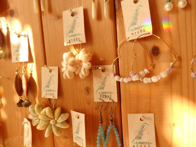 貝のアクセサリー