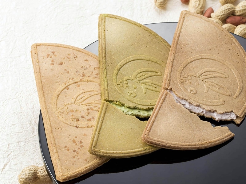 右から小倉味・抹茶味の鎌倉半月、鎌倉ぴーナッツ半月