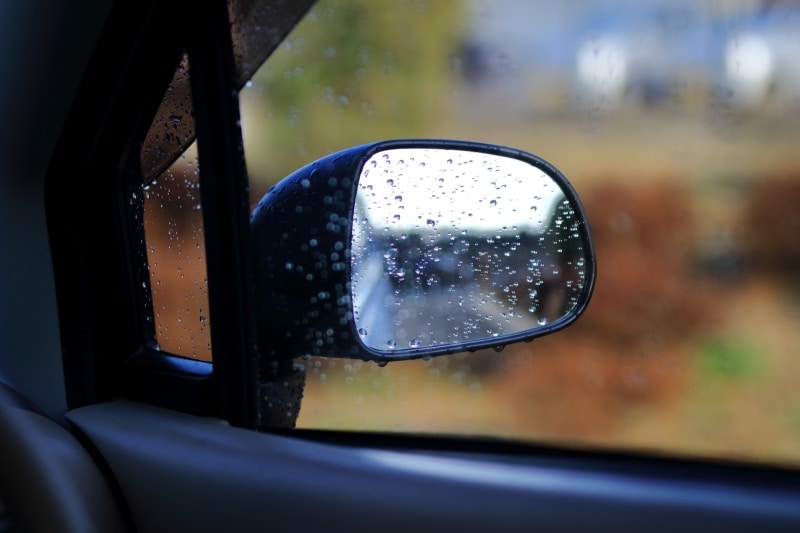 これだと、水滴が邪魔になってサイドミラーが見えにくくなります。