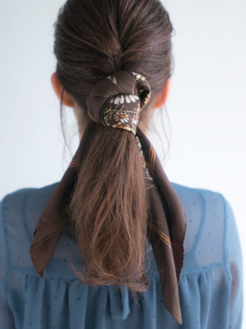 毛束の内側にスカーフが見えてきてナチュラルに仕上がる