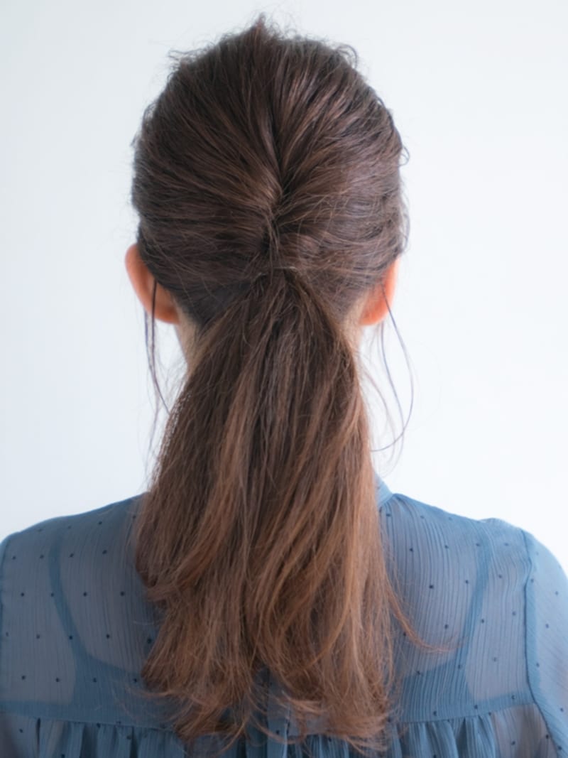 ポニーテールの要領でひとつに結ぶ