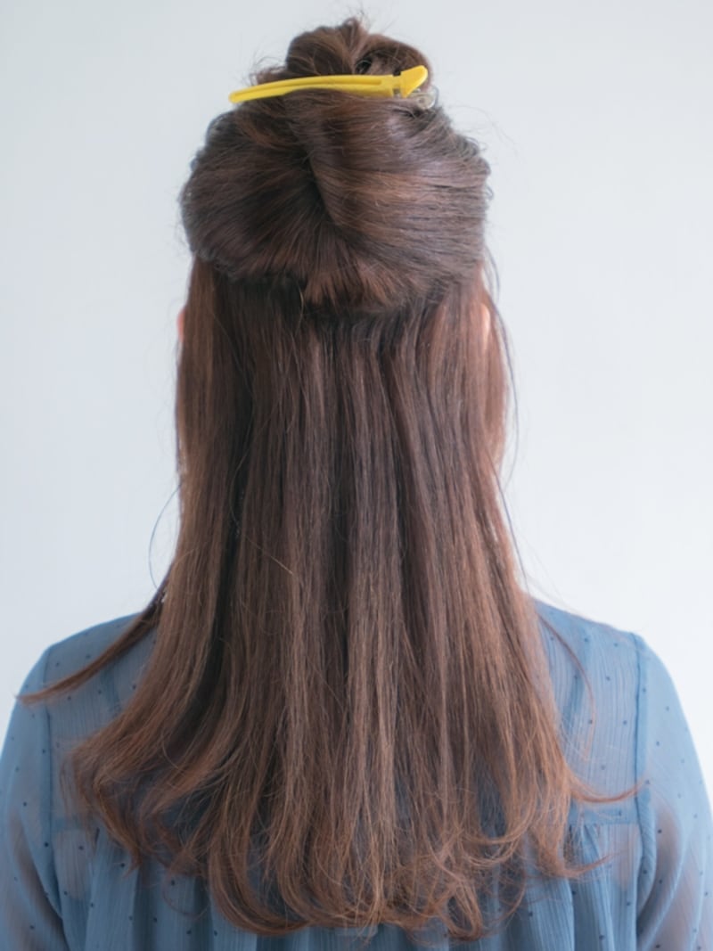 ハチ上の髪をV字にブロッキングする