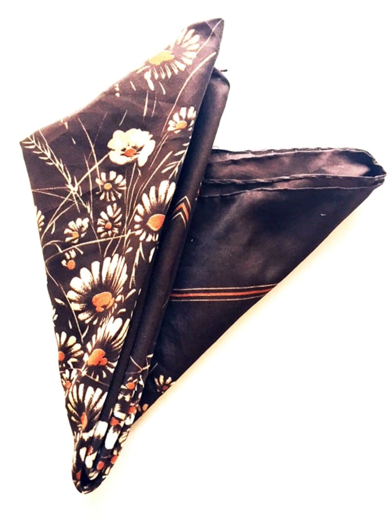 シックで大人な印象のブラウンの花柄のスカーフ