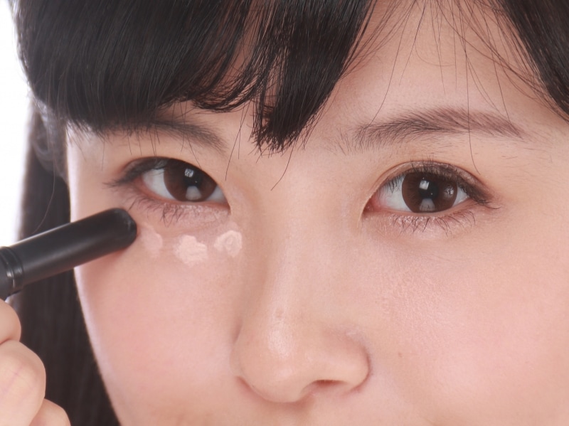 コンシーラーで目の下のクマを隠す