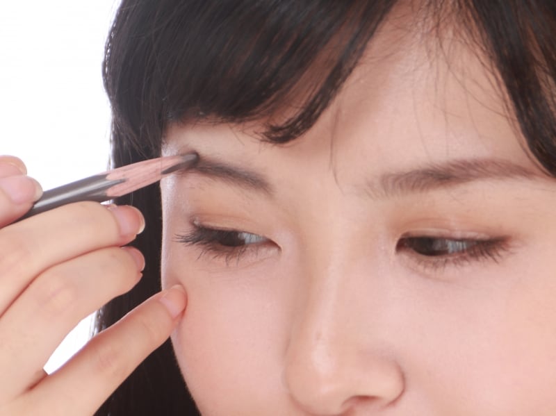 眉毛はアイブロウペンシルで書く
