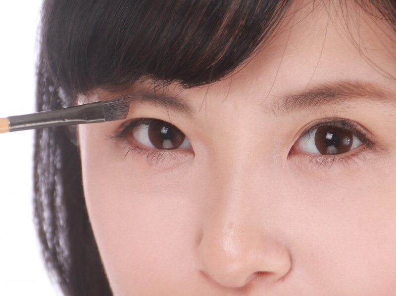 眉毛はアイブロウパウダーでぼかしてトレンド眉に