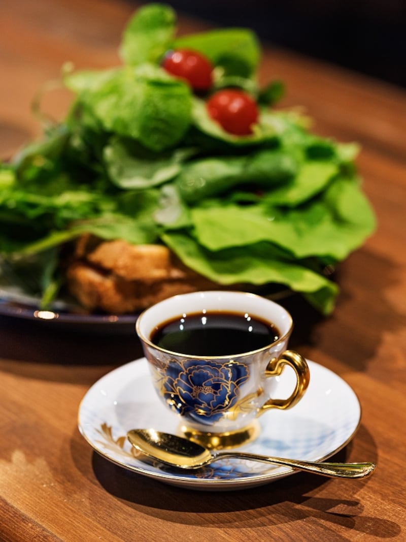 デミタスコーヒーと「ルッコラの海に溺れるクロックムッシュ」