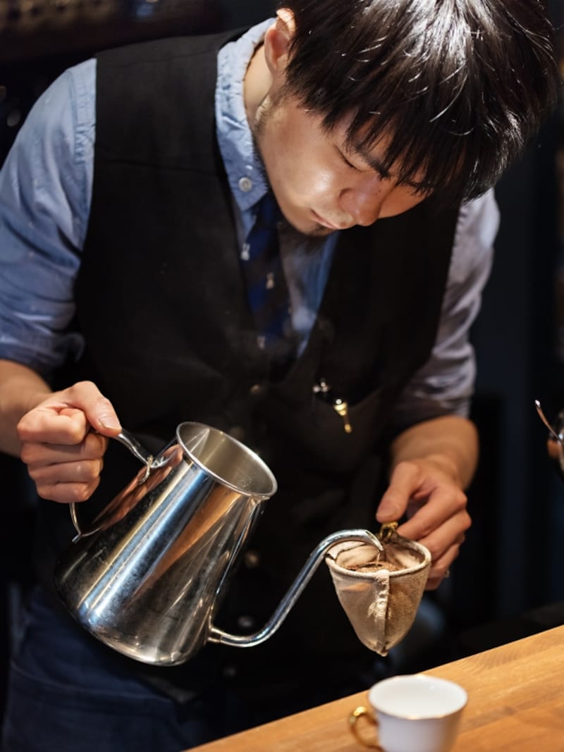 コーヒーをドリップする大山さん