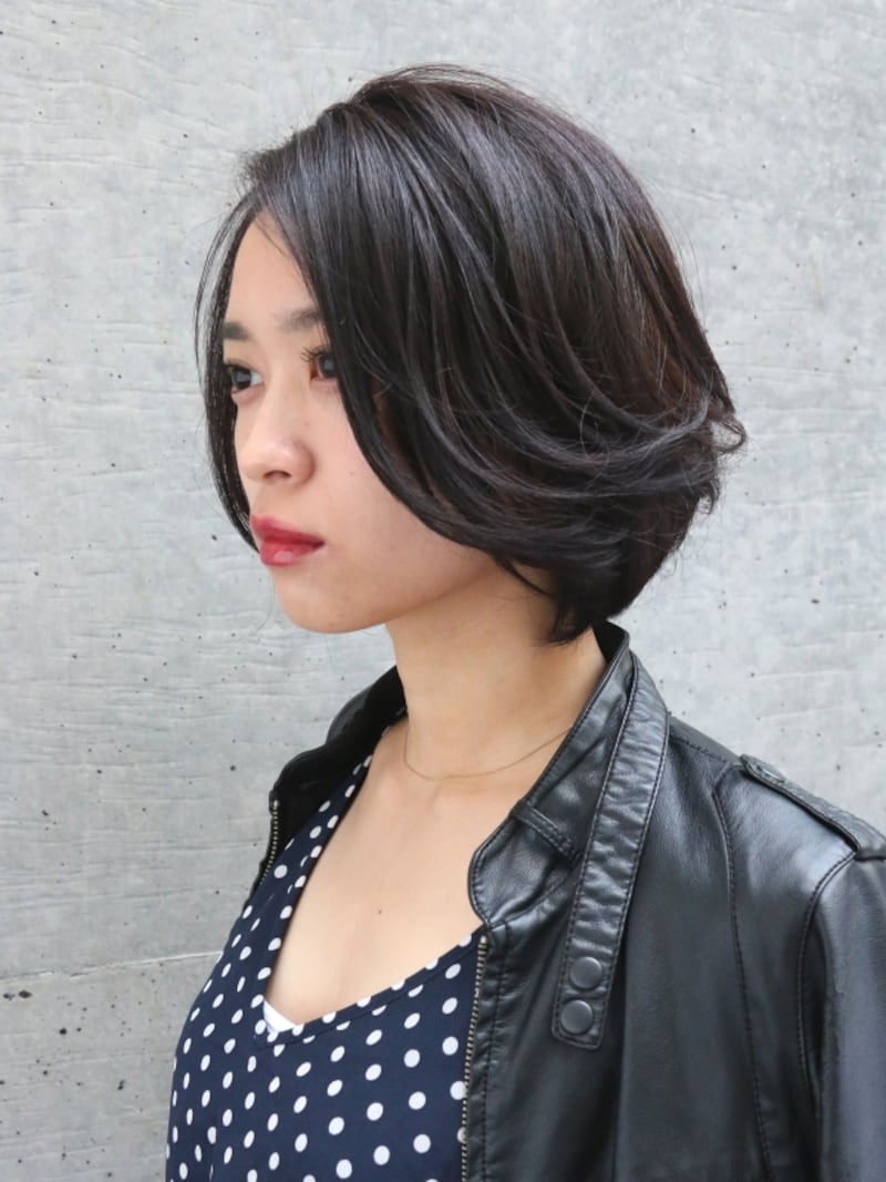 黒髪でも重く見えない動きのあるボブ