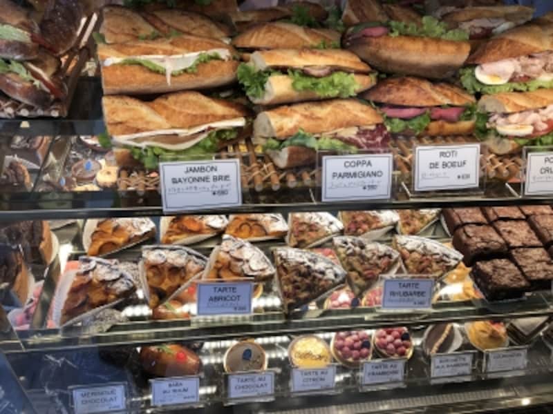 お菓子も選ぶそばから目移りしてしまうこと必至