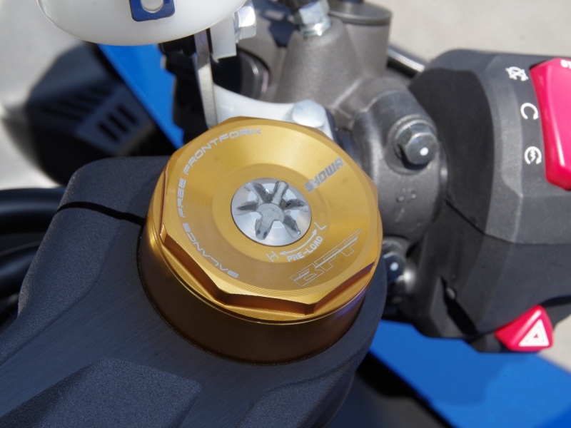 フロントサスペンションのプリロード調整はコインドライバーを使うのが正解。硬貨ではできないので注意して欲しい