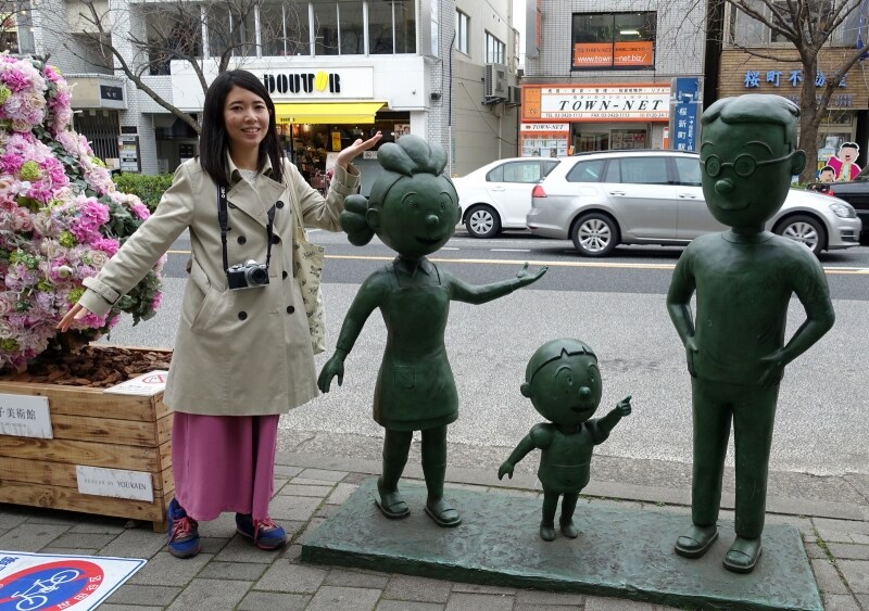 銅像とともに写真をとるひとがけっこういる