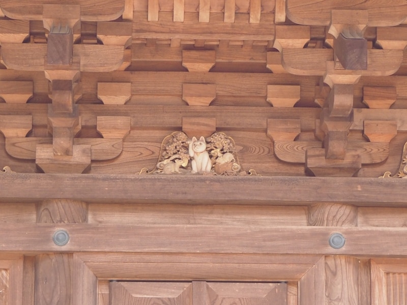 片手をあげて招き入れているようだ