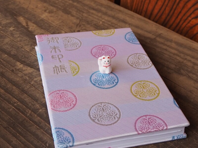 御朱印帳と比べてもこの小ささ。なんともかわいい