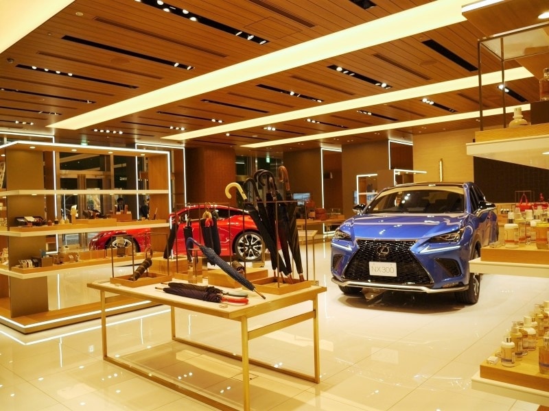 レクサスの展示と雑貨の販売コーナー・STEER AND RING