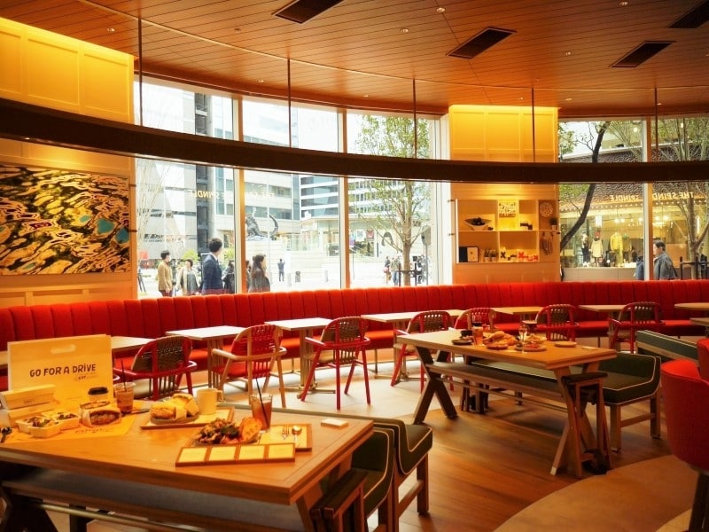 正面玄関入ってすぐ。東京ミッドタウン日比谷の顔ともいえる場所に位置する『LEXUS MEETS ...』。カフェからの眺めもTHE HIBIYAです