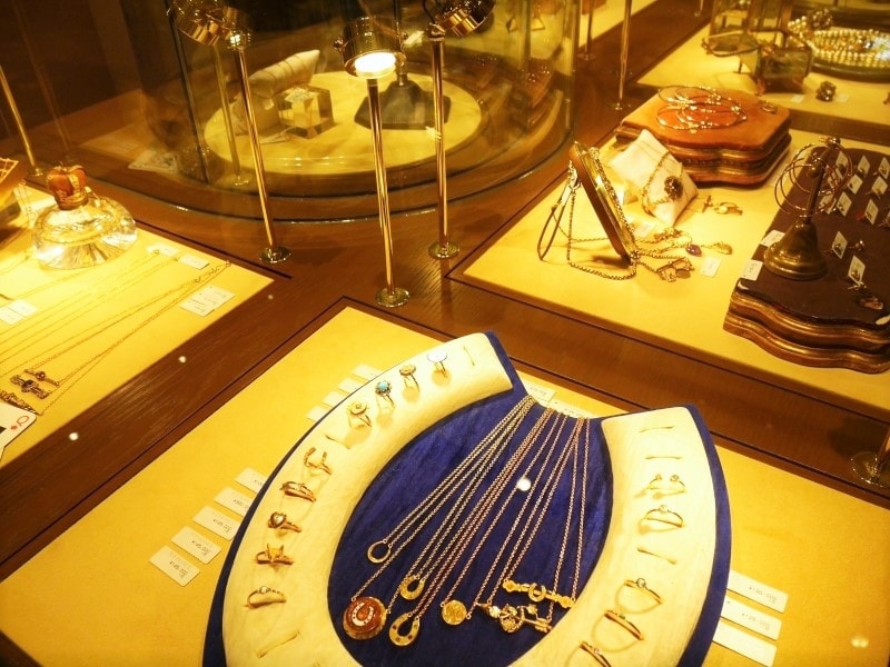 アンティークジュエリーのパーツを使っているので、もちろんどれも一点物！