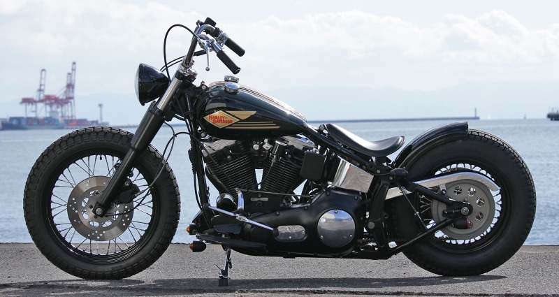 ボバーカスタムのハーレーダビッドソン・レフトビュー