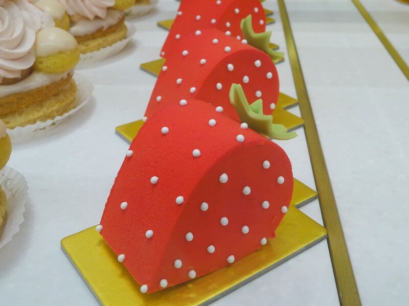 「ラデュレ 青山店」のショーケースに並ぶ「フレーズ・ラデュレ」(1個税込1,004円)