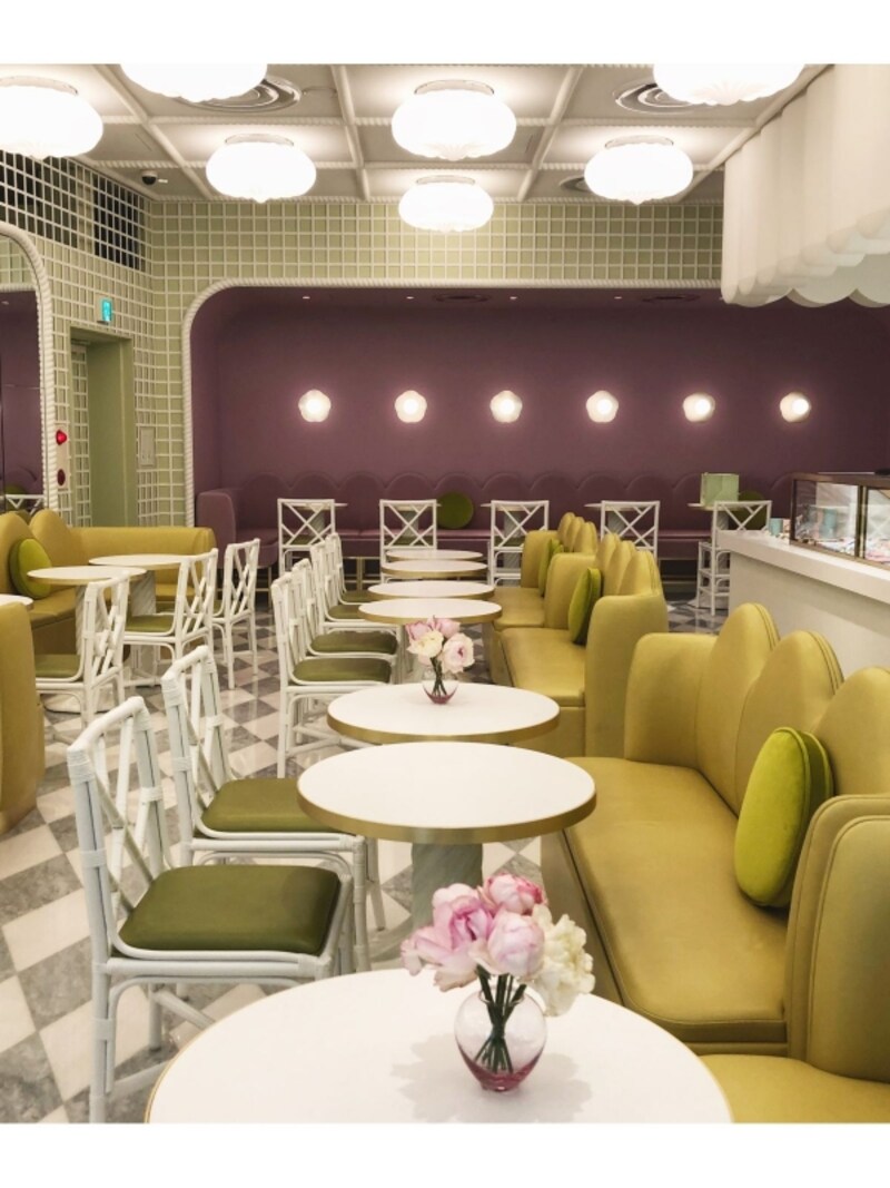 「ラデュレ 青山店」のサロン・ド・テの内装