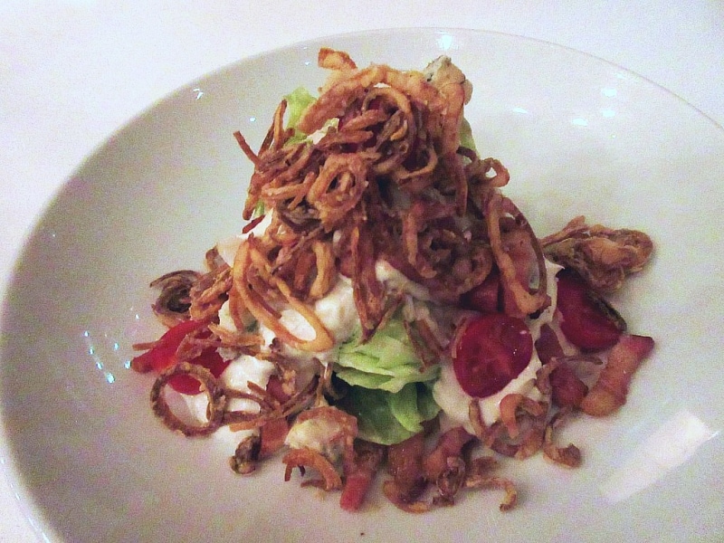 グランド ハイアット 東京 アイスバーグウェッジ ブルーチーズドレッシング クリスピーエシャロット ベーコン トマト