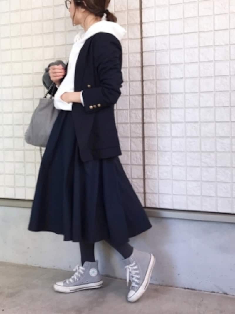 この春注目を浴びている紺ブレとも相性抜群