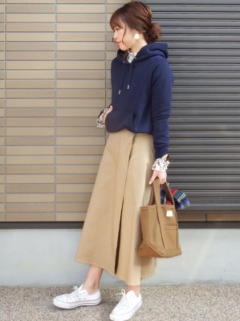 春ボトムスのチノスカートなら甘すぎず着こなせる