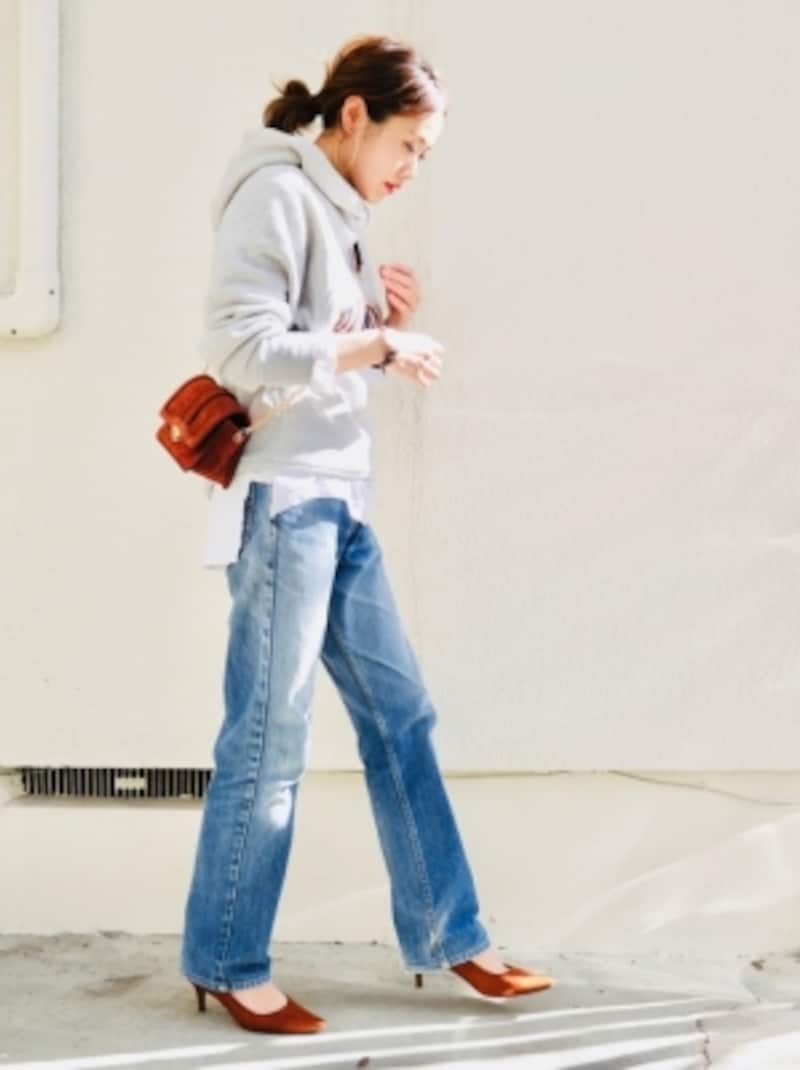 アクセントカラーを効かせるとカジュアルアイテムでもこなれたオシャレに