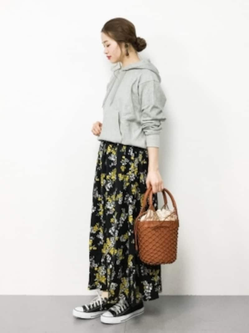 古着風の柄物スカートを合わせる時はロング丈がコツ