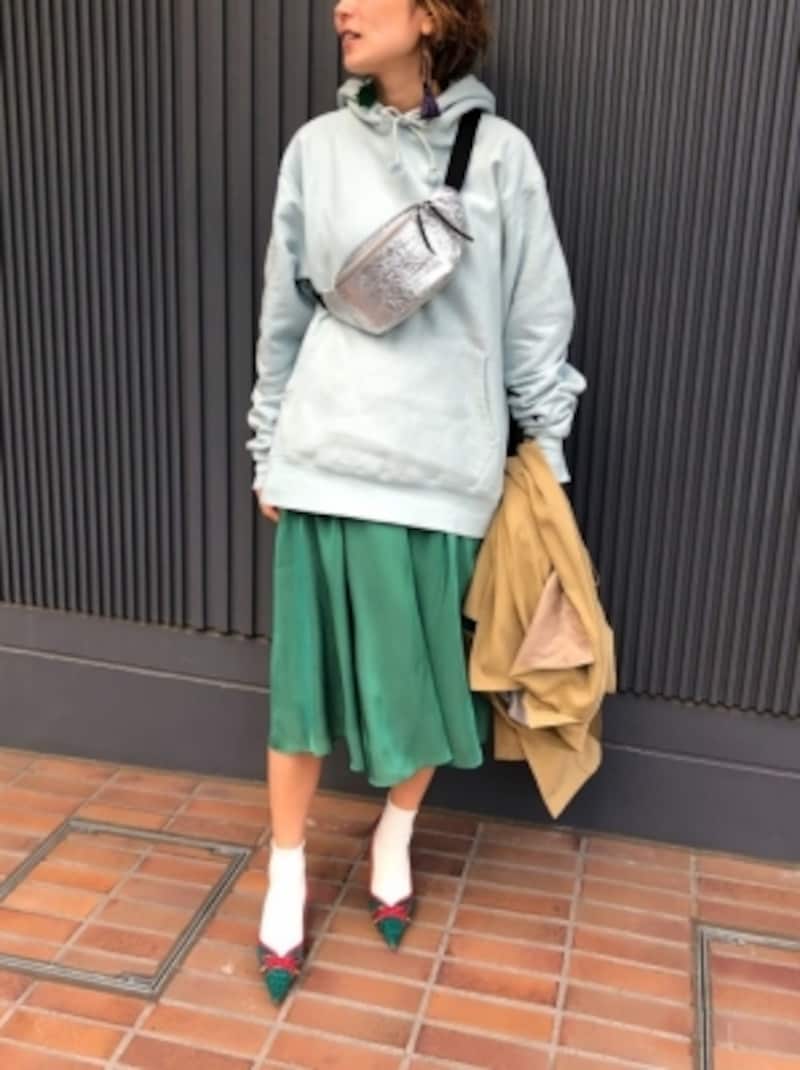 鮮やかなグリーン＆トレンドのウエストポーチがアクセントに