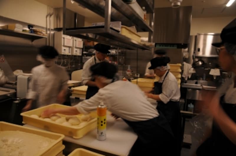 ル・プチメックの選抜メンバーが厨房に