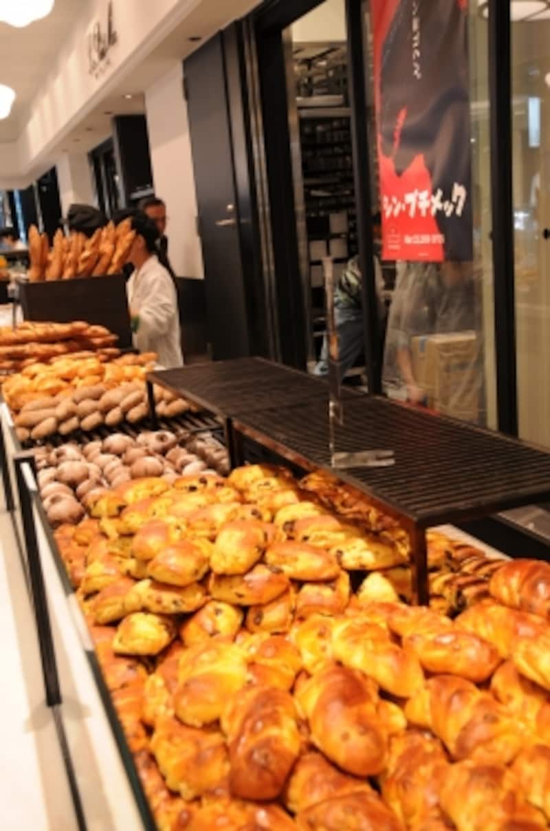 パンは40～50種類程度、チャバタやクルミパン、バゲットリュスティックのサンドイッチも。