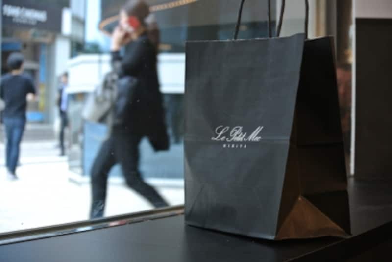 ショップカラーは黒だが、御池店(通称黒メック）とはまた別の黒