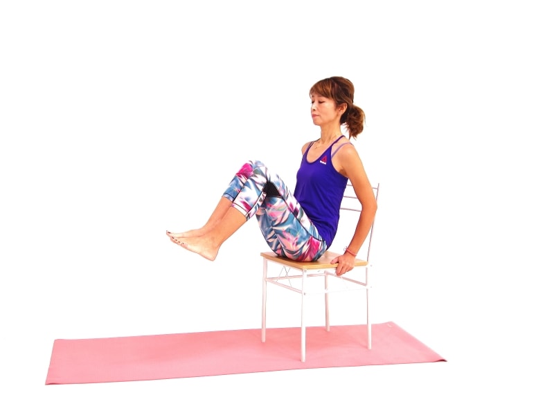 チェアーバイクエクサ1undefined椅子に浅めに腰掛け、ドローイングしながら背骨を伸ばす。両膝を胸の方に引き寄せる。