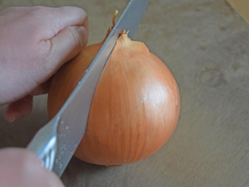 皮つきの玉ねぎのみじん切り